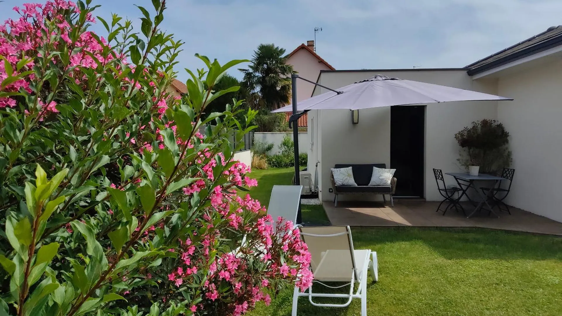 Du Cote De Chez Paule, Chambre Avec Entree Independante Et Salle D'Eau Privative Séméac B&B