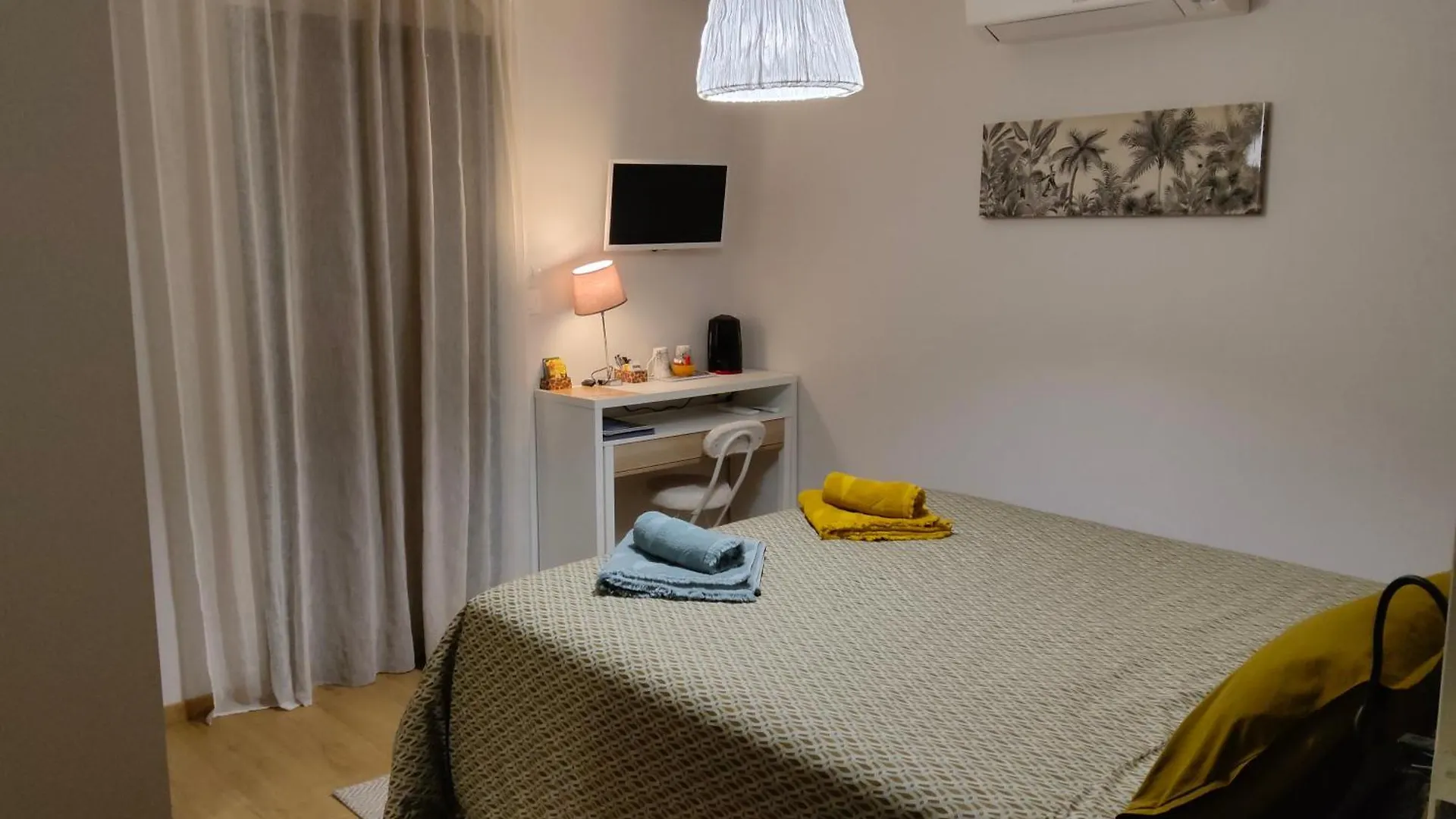 Du Cote De Chez Paule, Chambre Avec Entree Independante Et Salle D'Eau Privative Semeac Bed & Breakfast